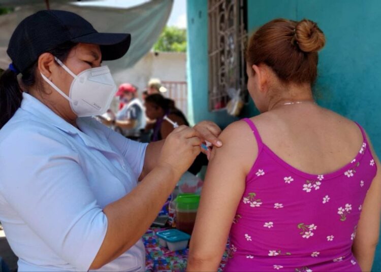 Gobierno continúa estrategia de vacunación anti COVID-19 casa por casa