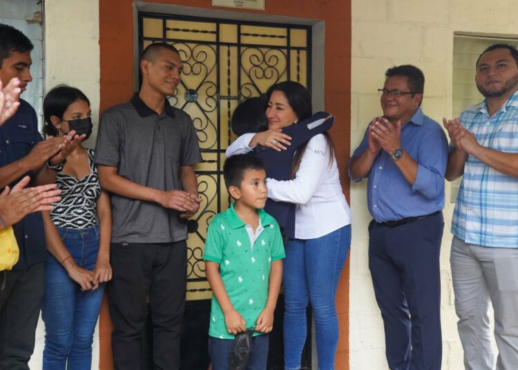 Gobierno entrega viviendas dignas a familias en Nahuizalco