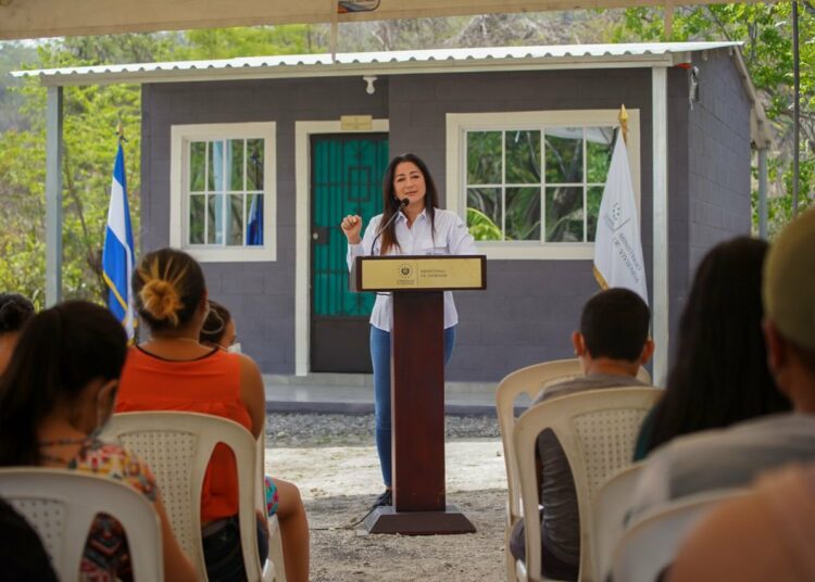 Ministerio de Vivienda beneficia con entrega de casas a familias de San Pablo Tacachico
