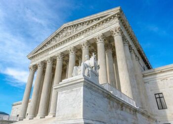 Una persona se prende fuego frente al edificio del Tribunal Supremo de Estados Unidos