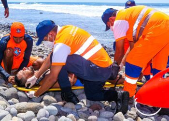 Guardavidas realizan simulacro de rescate acuático en playa El Tunco