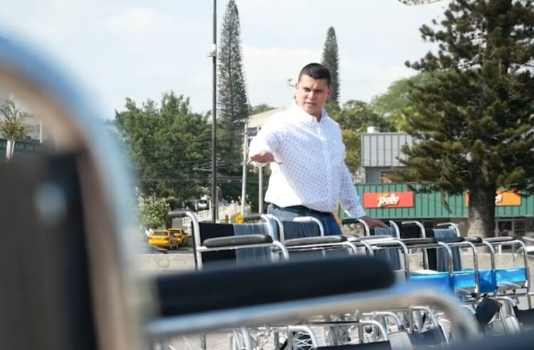 Francisco Villatoro entrega donativo de sillas de ruedas