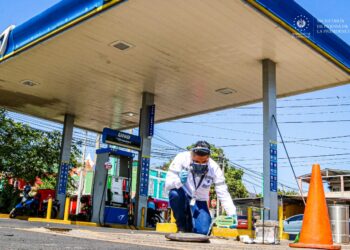 Verifican comercialización de combustibles en estaciones de servicio de Santa Ana
