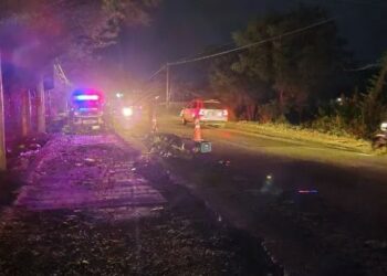 Motociclista muere al chocar con la parte trasera de un auto