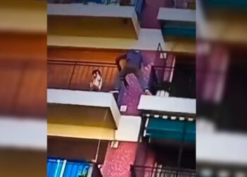 (VIDEO) En Argentina: un joven salta al balcón del vecino de un quinto piso para rescatar a un niño olvidado por descuido