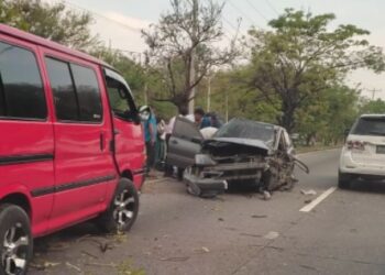 Un recién nacido y otro niño de 6 años resultaron con lesiones en accidente de tránsito en autopista a Comalapa