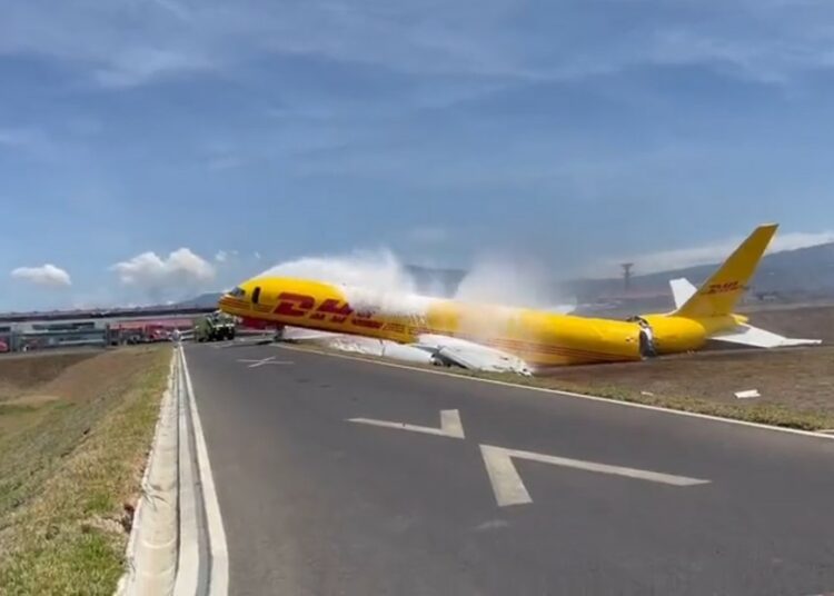 (VIDEO) Un avión de carga se parte en dos en medio de la pista del aeropuerto internacional Juan Santamaría de Costa Rica