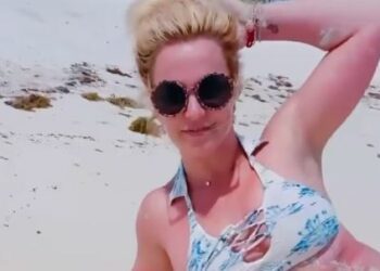 Britney Spears presume sus torneadas curvas en Playa del Carmen