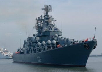 Tras el ataque ucraniano que dañó a su buque insignia, Rusia moviliza su flota del mar Negro hacia el sur