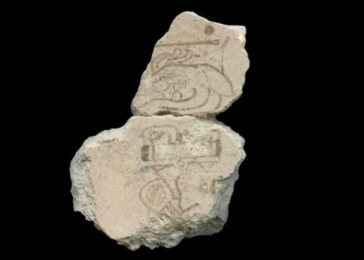 Encuentran fragmentos del calendario maya de 260 días más antiguo en las ruinas de una pirámide en Guatemala
