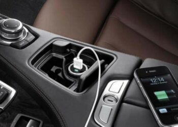 Por qué no es bueno cargar un teléfono en el puerto USB del auto