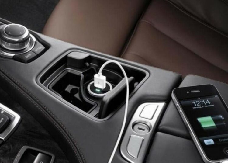 Por qué no es bueno cargar un teléfono en el puerto USB del auto