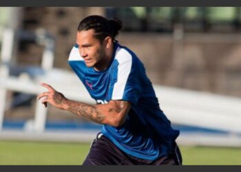 (VIDEO) Carlos “Gullit” Peña es captado en estado de ebriedad besando a la fuerza a una mujer que solo quería un saludo para su papá