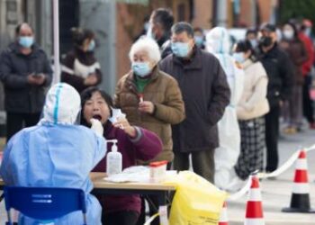 China registra más 20 mil casos diarios de COVID-19