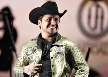 Christian Nodal se va a EE.UU. para disfrutar sus lujos