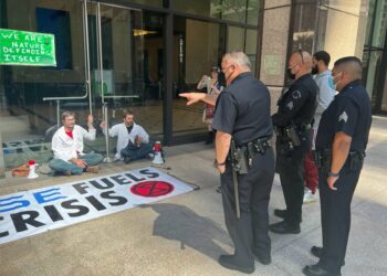 «Vamos a perderlo todo»: arrestan a científico de la NASA que protesta contra el calentamiento global