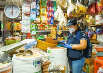 Defensoría del Consumidor inspecciona precios de productos de canasta básica en mercado de Chalatenango