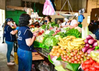 Defensoría del Consumidor verifica precios de productos en mercado de Ayutuxtepeque