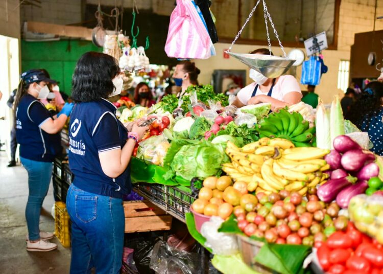 Defensoría del Consumidor verifica precios de productos en mercado de Ayutuxtepeque