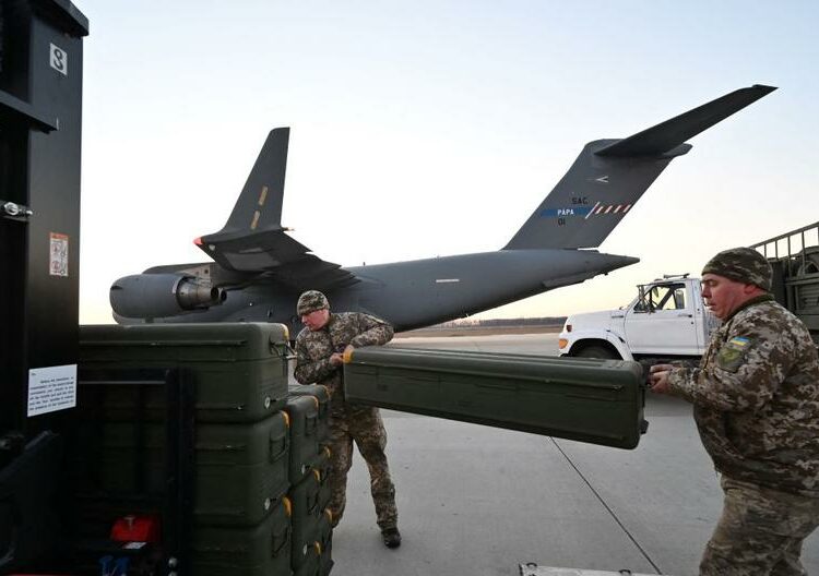 El Pentágono confirmó que al menos cuatro vuelos con material militar defensivo de EE.UU. llegó a Ucrania