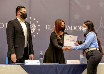 BCR entrega becas para carreras técnicas y universitarias a 107 jóvenes
