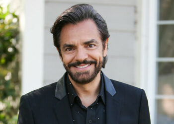 (VIDEO) Eugenio Derbez hace un Will Smith y se agarra a «cachetadas» con Omar Chaparro en plena entrevista