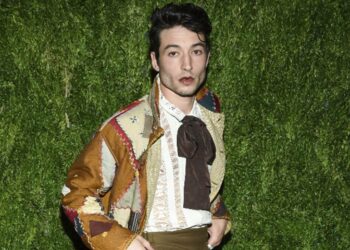 Warner tuvo una junta de emergencia para decidir el futuro de Ezra Miller, protagonista de Flash, tras pelea y amenazas en un bar