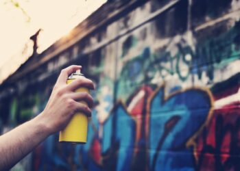 Se declaran ilegales los grafitis y se prohíbe reproducir comunicados de pandillas