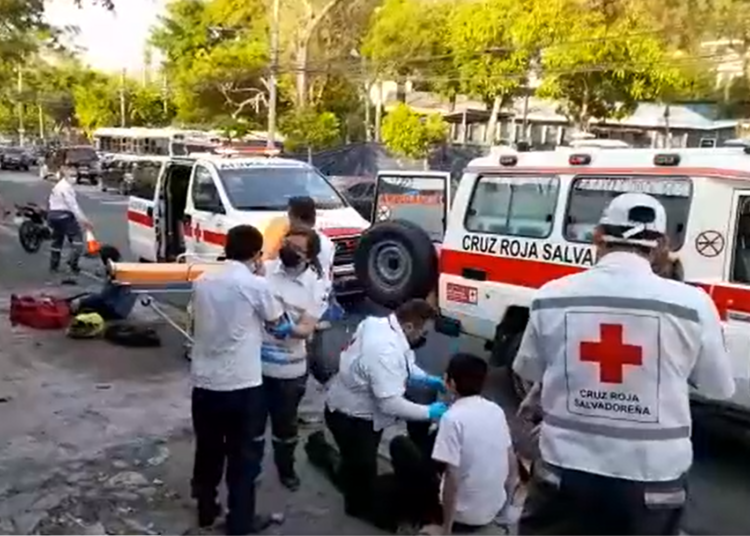 Motociclista protagonizó accidente en San Salvador tras arrollar a una mujer y sus dos hijos