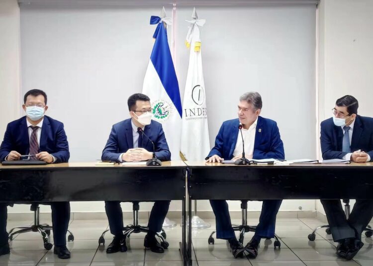 Representante de empresa china firma acta de conversación exterior para el diseño del nuevo Estadio Nacional de El Salvador