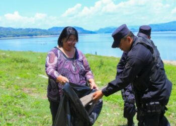 Diputados de la comisión de medio ambiente participan en reforestación del lago Suchitlán