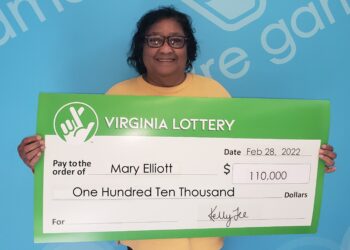 Una mujer por poco pierde su premio de 110.000 dólares por arrojar el boleto de la lotería a la basura