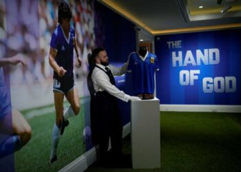 Inició la subasta por la camiseta que Maradona usó ante Inglaterra en 1986