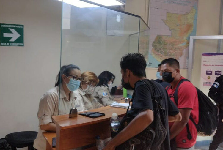 Guatemala retiene a 30 salvadoreños transitando de manera irregular en el país