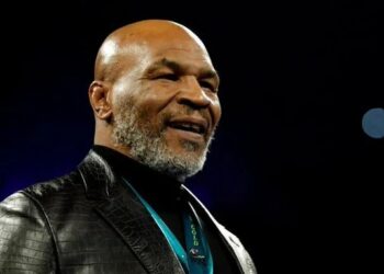 (VIDEO) Mike Tyson golpeó a un fanático que lo molestó en la cabina de un avión