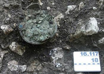 Un arqueólogo aficionado halla en Suiza un tesoro de 1.290 monedas romanas