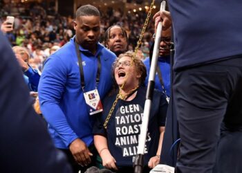 NBA: Una mujer se encadenó a un aro de basquet en una nueva protesta contra el ex propietario de los Wolves