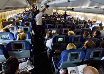 Una jueza federal de EE.UU. suspendió la obligatoriedad del uso de mascarillas en aviones, buses y todo tipo de transporte público