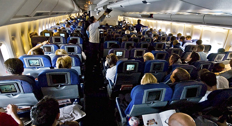 Una jueza federal de EE.UU. suspendió la obligatoriedad del uso de mascarillas en aviones, buses y todo tipo de transporte público