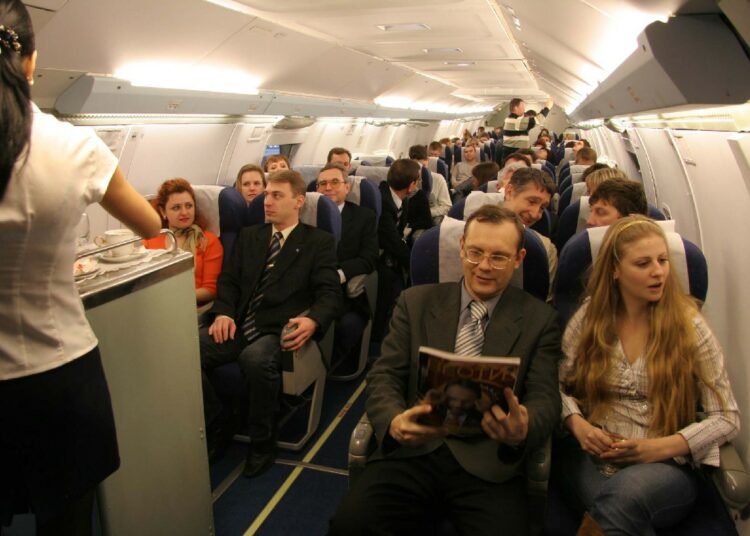 La Casa Blanca calificó como “decepcionante” el fallo que elimina la obligatoriedad de las mascarillas y sugirió a los viajeros seguir usándolo