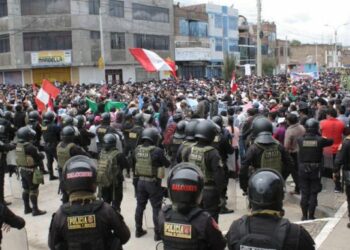(VIDEOS) Un muerto y varios heridos en choques con la policía en bloqueo de ruta en Perú
