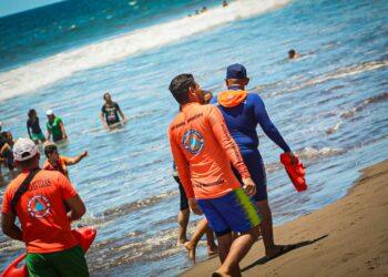 Protección Civil ha desplegado equipos de trabajo operativo en 110 puntos del litoral salvadoreño para el periodo vacacional