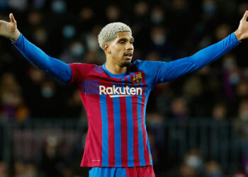 Ronald Araújo renueva con el Barça hasta 2026