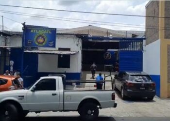 Asaltante armado causa pánico al entrar al Tabernáculo Bautista en la colonia Atlacatl mientras huía de la policía