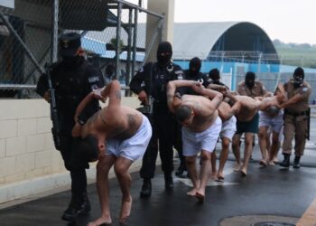 Trasladan 50 cabecillas de pandillas al Penal de Máxima Seguridad de Zacatecoluca