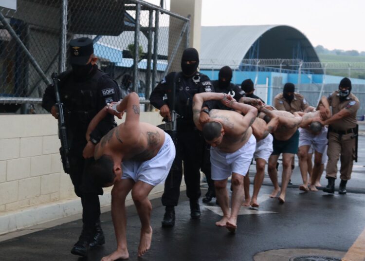 Trasladan 50 cabecillas de pandillas al Penal de Máxima Seguridad de Zacatecoluca