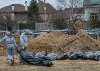 Se encuentran más cadáveres de civiles en Ucrania, con las manos atadas y signos de tortura