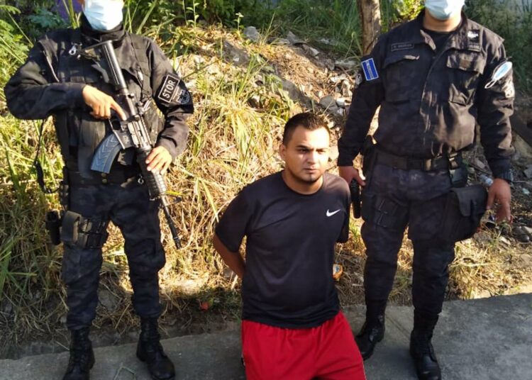 Capturan a pandillero que se hacía pasar por vendedor de periódicos