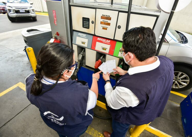 Defensoría del Consumidor hace verificación de precios de combustibles en gasolineras de San Salvador