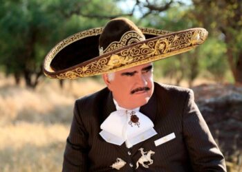 Presentador de los Premios Grammys fue criticado por decir que Vicente Fernández no pudo asistir a la gala